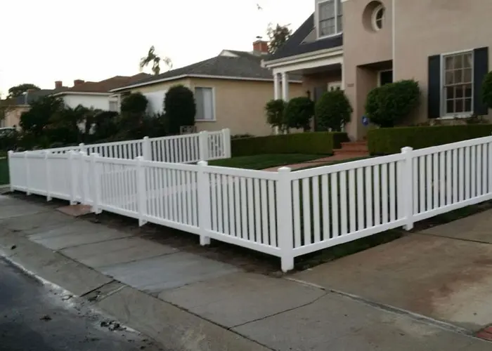 Top/Bottom White Vinyl Fence with Wide Pickets